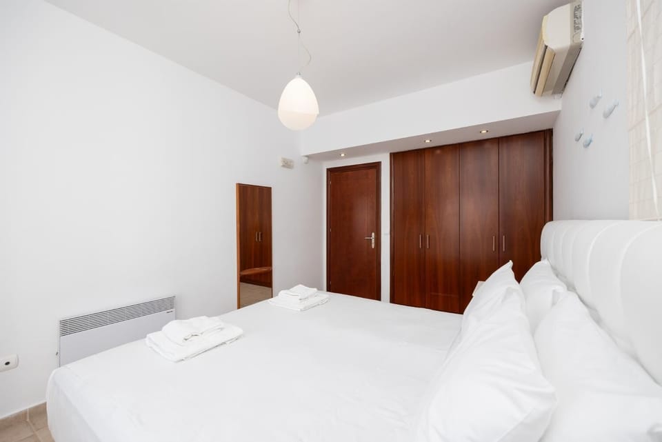Main building: double bedroom with A/C and TV