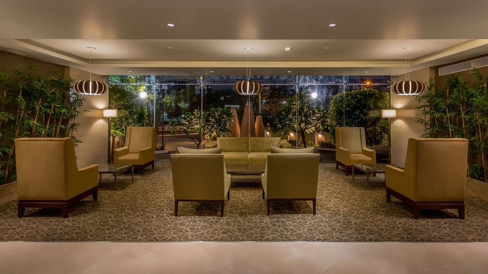Pool views, serves lunch, dinner, and happy hour