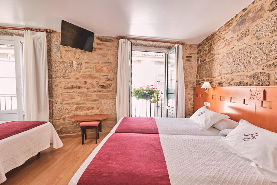 Triple Room | Desk, blackout drapes, soundproofing, free WiFi