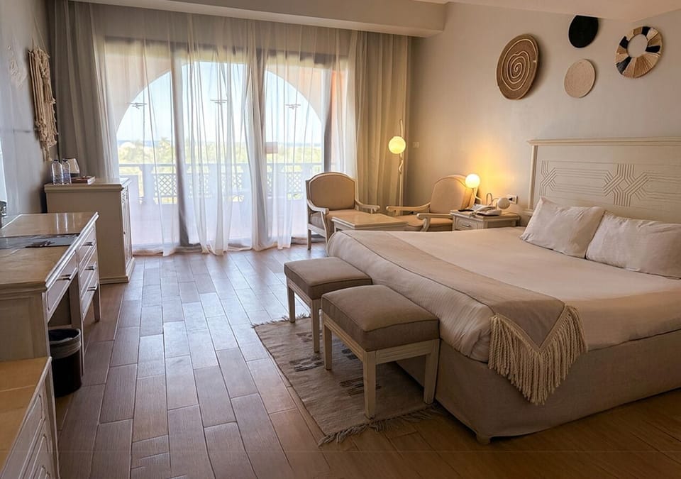 Deluxe King Sea View | Egyptian cotton sheets, premium bedding, pillowtop beds