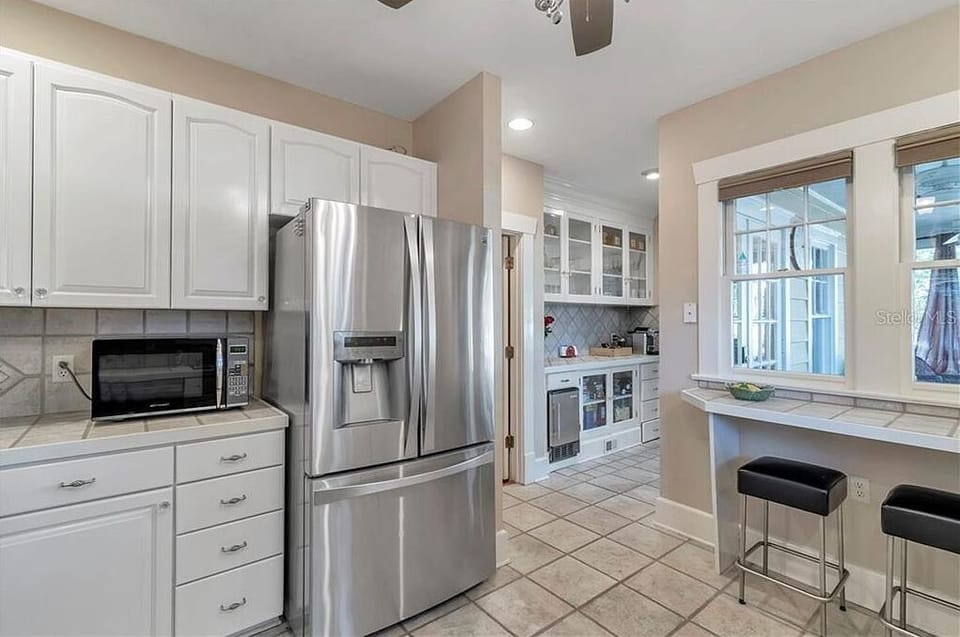 Bright Fully Equipped Kitchen