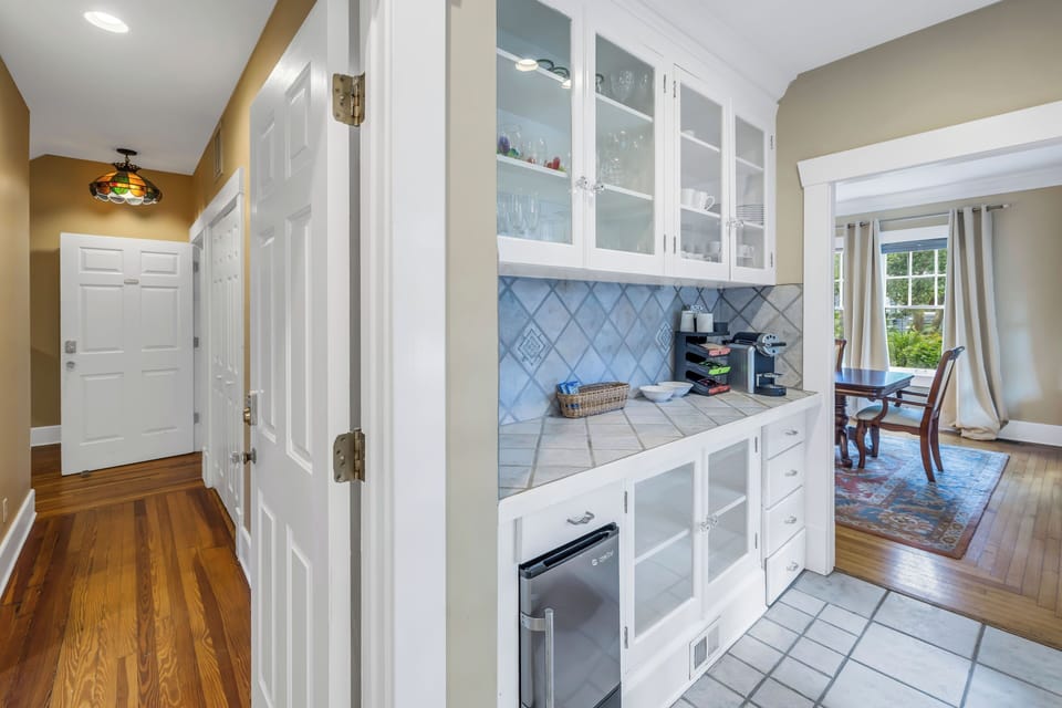 Butler's Pantry (2)