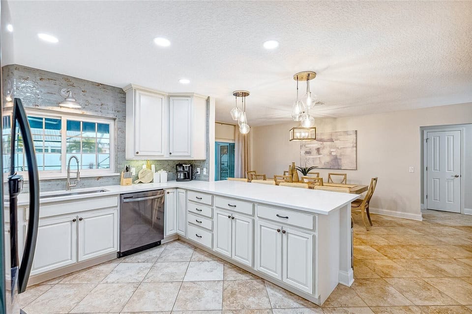 House (5 Bedrooms) | Private kitchen | Fridge, microwave, oven, stovetop
