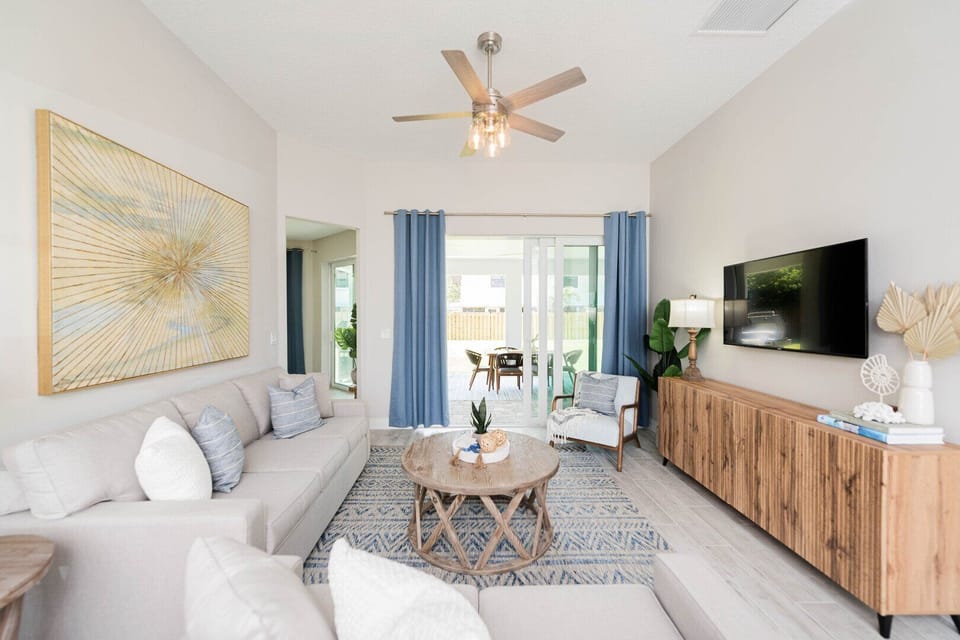 House (4 Bedrooms) | Living area