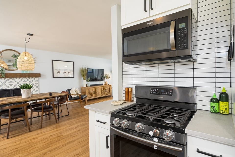 ★Complete with kitchen appliances ~ we got you covered★
