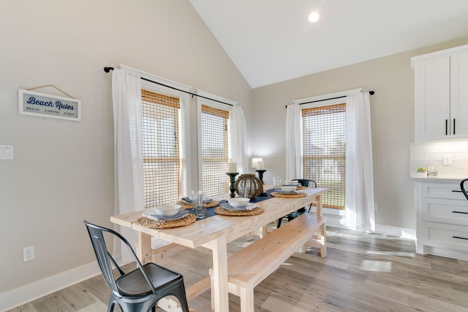 Dining Area | Dishware & Flatware Provided