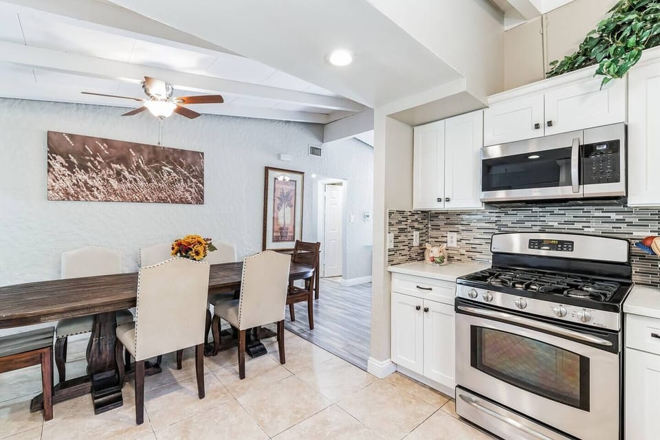 Beautiful Kitchen to make lasting memories of the night you cooked their favorite dinner on vacation. 