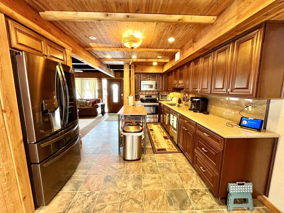 Fully equipped kitchen w/granite countertops