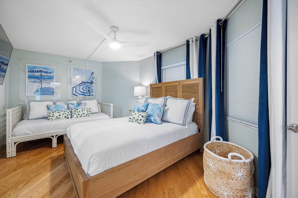 Cozy room features a queen bed and twin daybed.