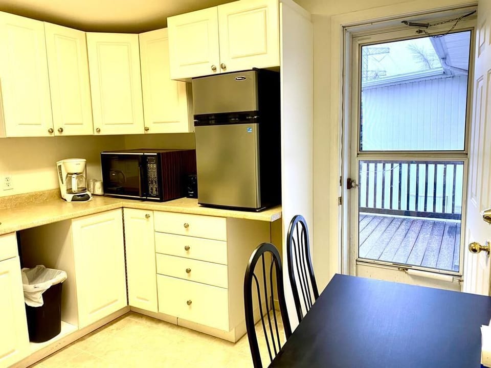 1 Queen with Kitchenette | Desk, soundproofing, iron/ironing board, rollaway beds