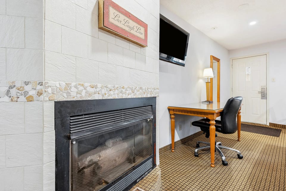 Room, 1 King Bed, Accessible | Room amenity