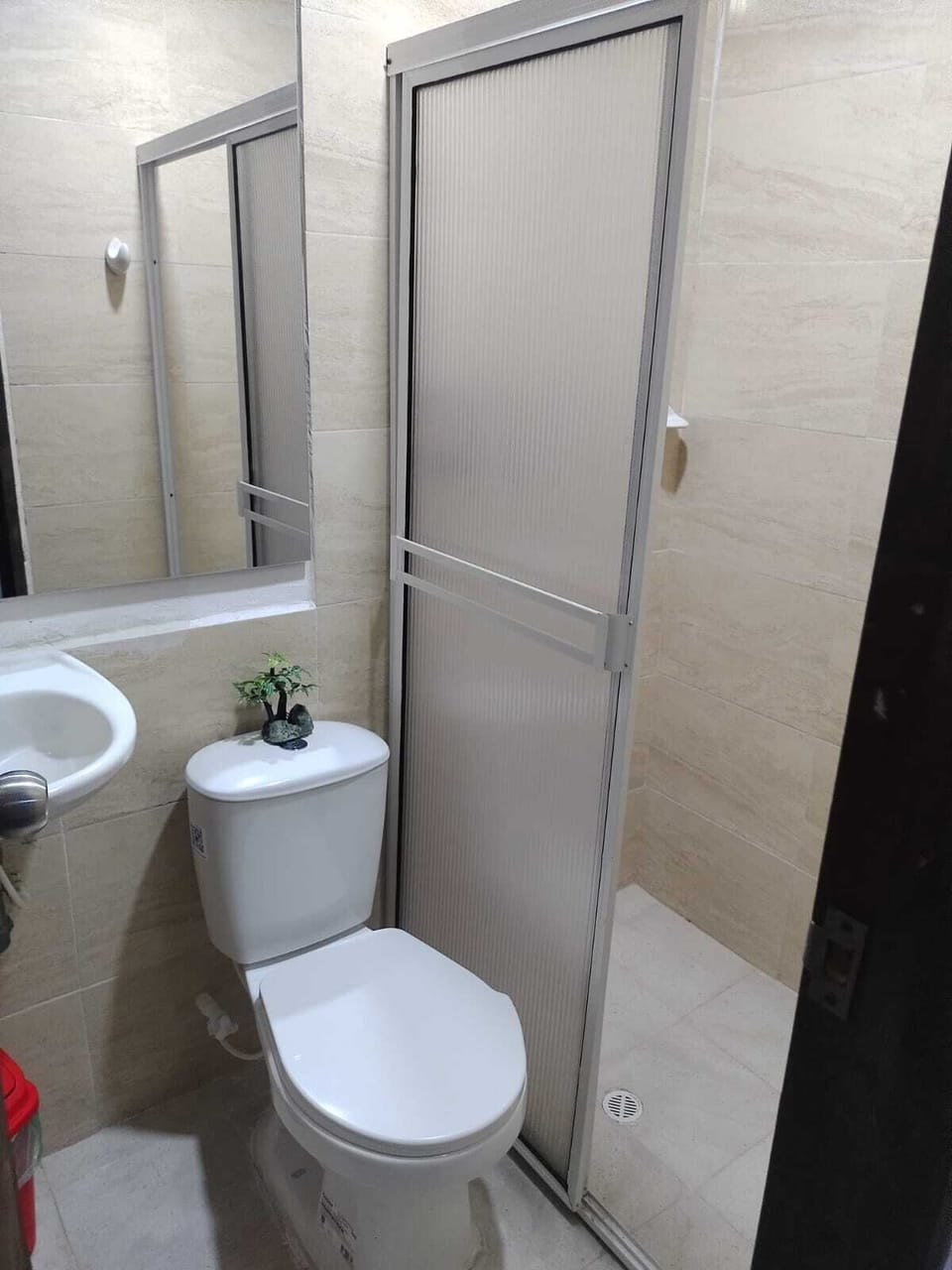 Standard Double Room | Bathroom | Shower, rainfall showerhead, free toiletries, towels