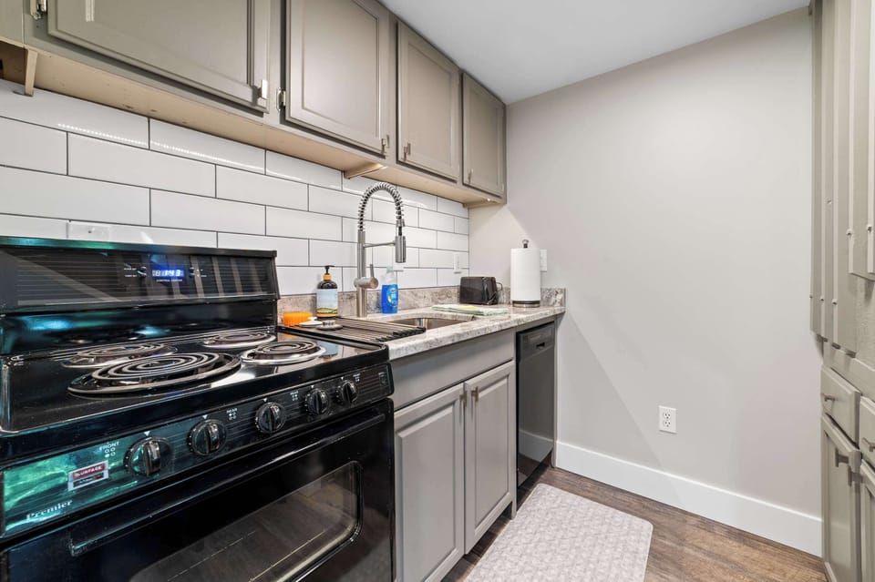 Full stove and refridgerator