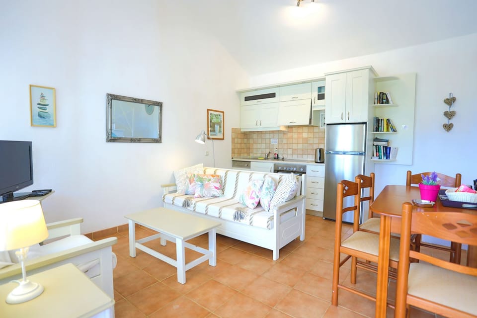 Enjoy Petros%27 well%2Dequipped property