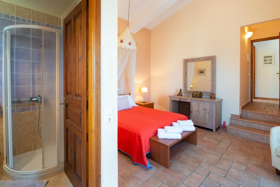 Practical charm of lower en%2Dsuite double room with ensuite shower