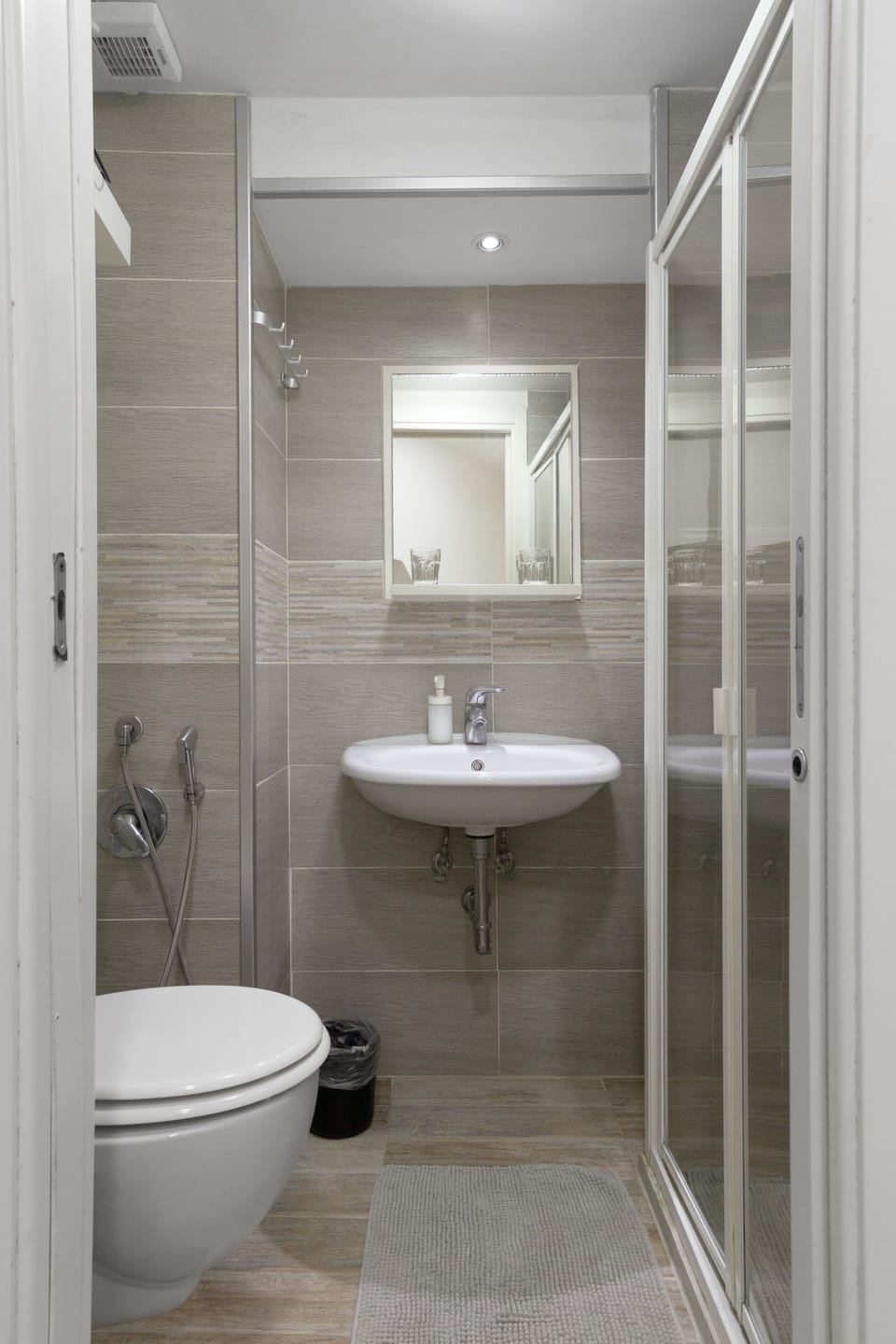Economy Double Room | Bathroom | Shower, free toiletries, hair dryer, towels
