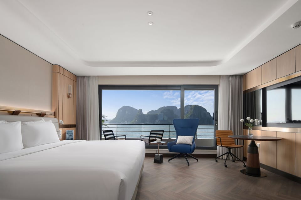 Veranda Suite with Balcony | Hypo-allergenic bedding, desk, soundproofing, wheelchair access