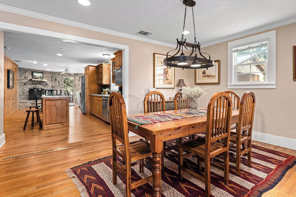 Dining area/Den