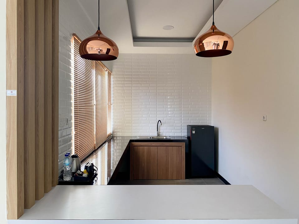 Cakrawala Suite | Private kitchen | Coffee/tea maker, electric kettle