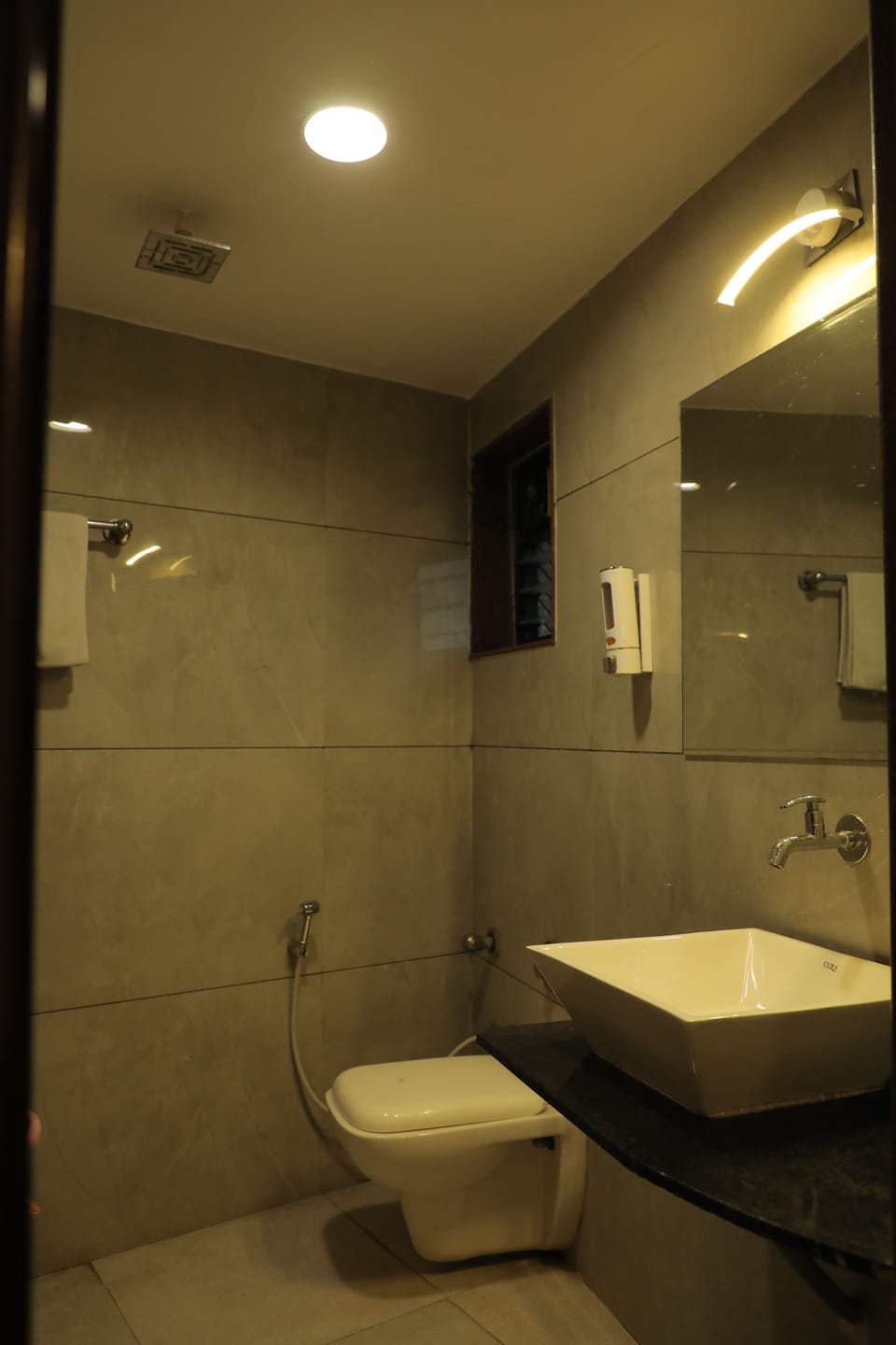 Combined shower/tub, towels, soap, shampoo