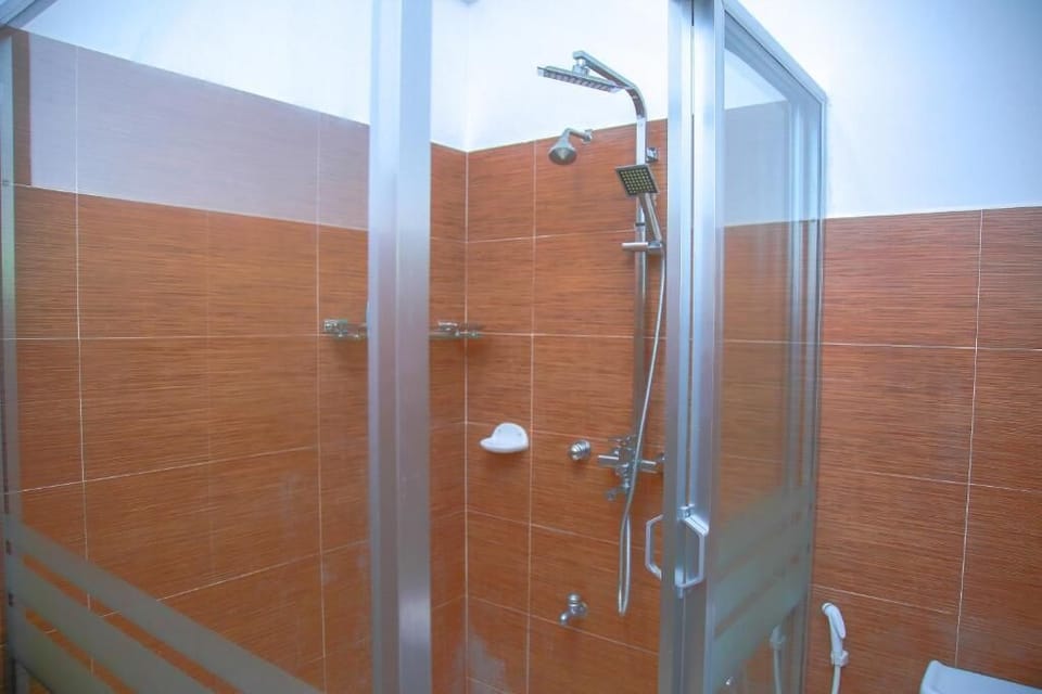 Deluxe Room | Bathroom | Free toiletries, slippers