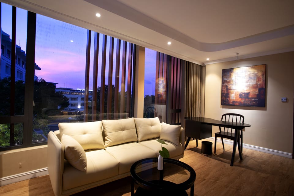 Luxury Suite | Living area | Flat-screen TV