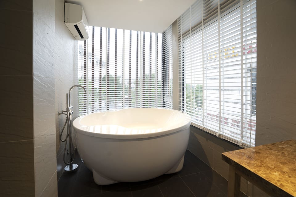 Luxury Suite | Bathroom | Free toiletries, hair dryer, slippers