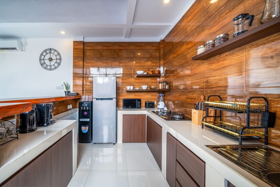 Deluxe Villa | Private kitchen | Fridge, microwave, oven, stovetop