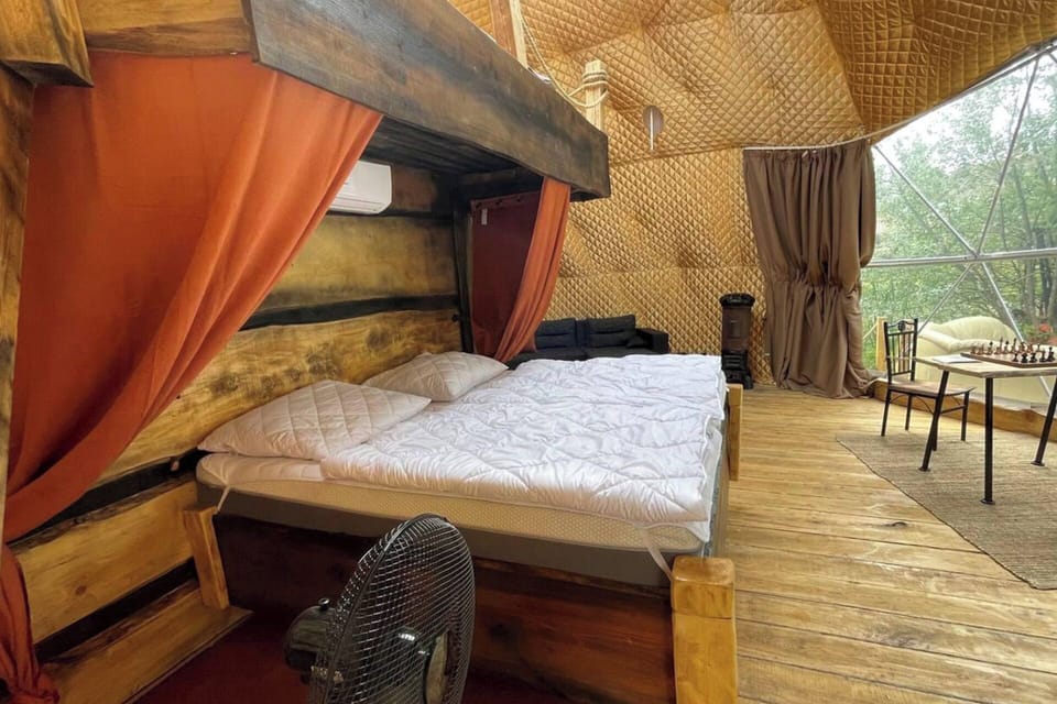 1 bedroom, bed sheets