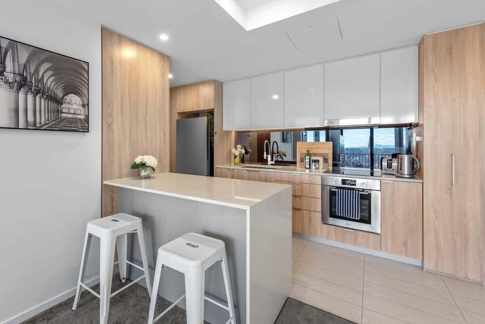 Breakfast bar & modern kitchen