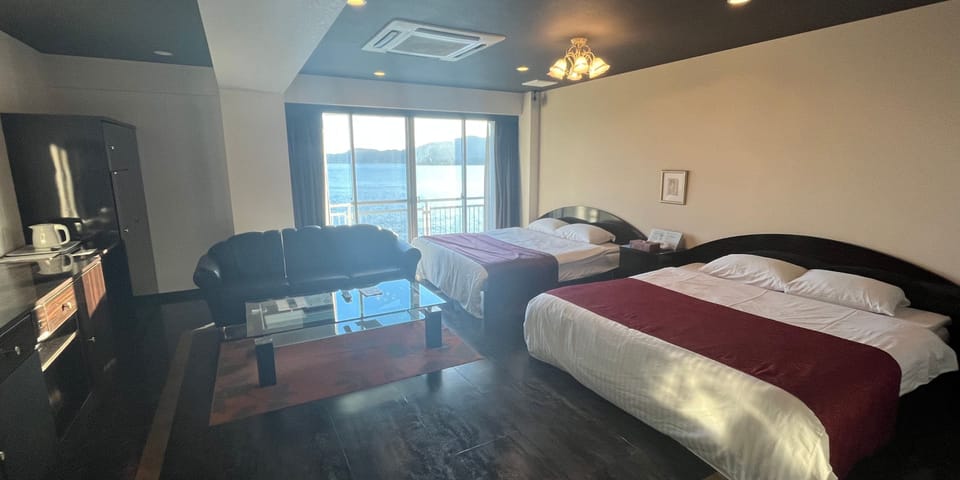 Signature Suite | Down comforters, blackout drapes, iron/ironing board, WiFi (free)