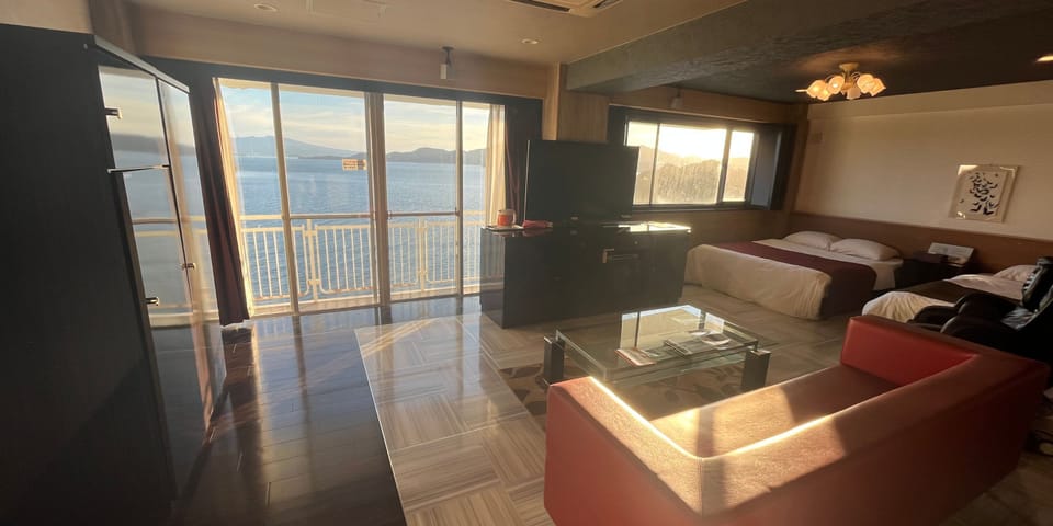 Royal Suite | Down comforters, blackout drapes, iron/ironing board, WiFi (free)