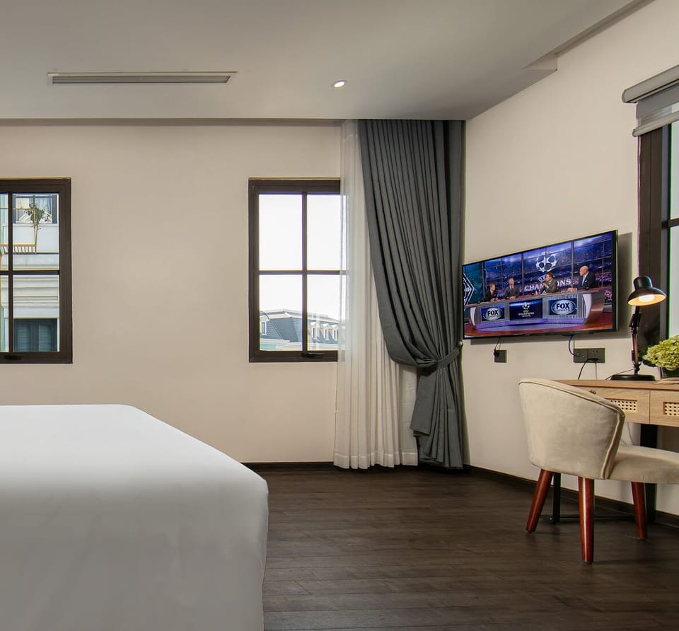 Deluxe Double Room | Minibar, in-room safe, desk, blackout drapes