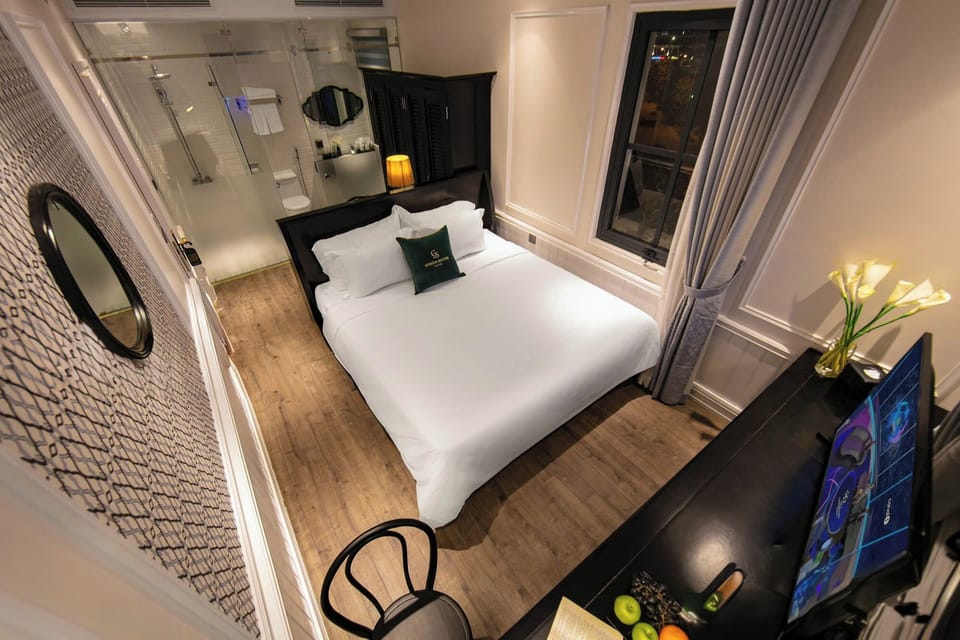 Deluxe Double Room | Minibar, in-room safe, desk, blackout drapes