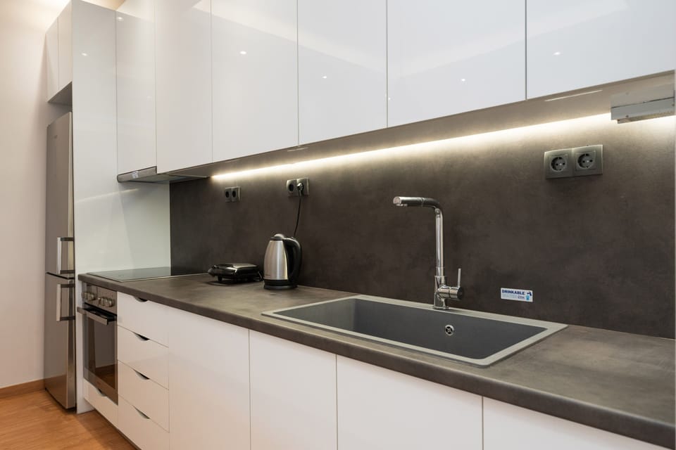 Superior Apartment, 2 Bedrooms, Balcony | Private kitchen | Fridge, microwave, oven, stovetop