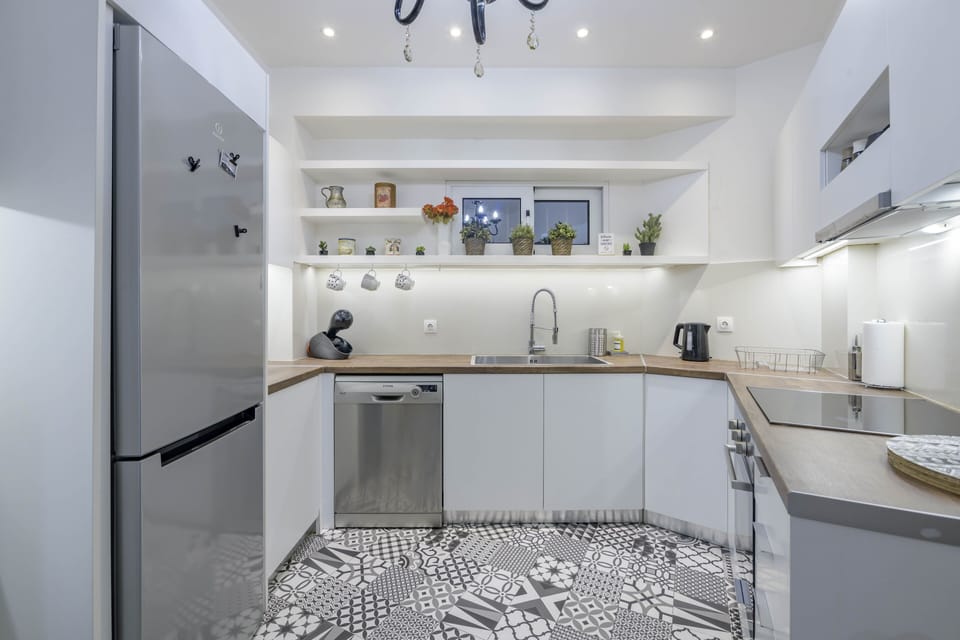 Deluxe Apartment | Private kitchen | Full-size fridge, oven, stovetop, electric kettle