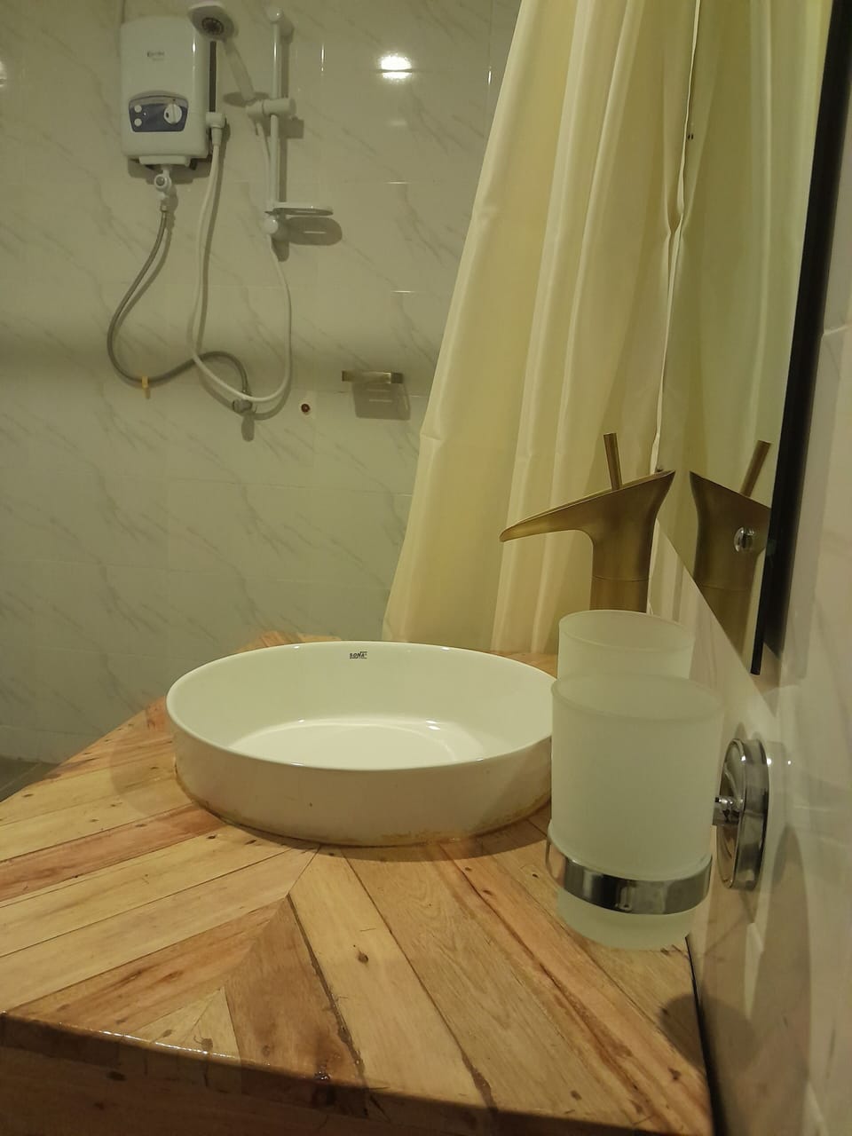Superior Single Room | Bathroom | Free toiletries, bathrobes, slippers