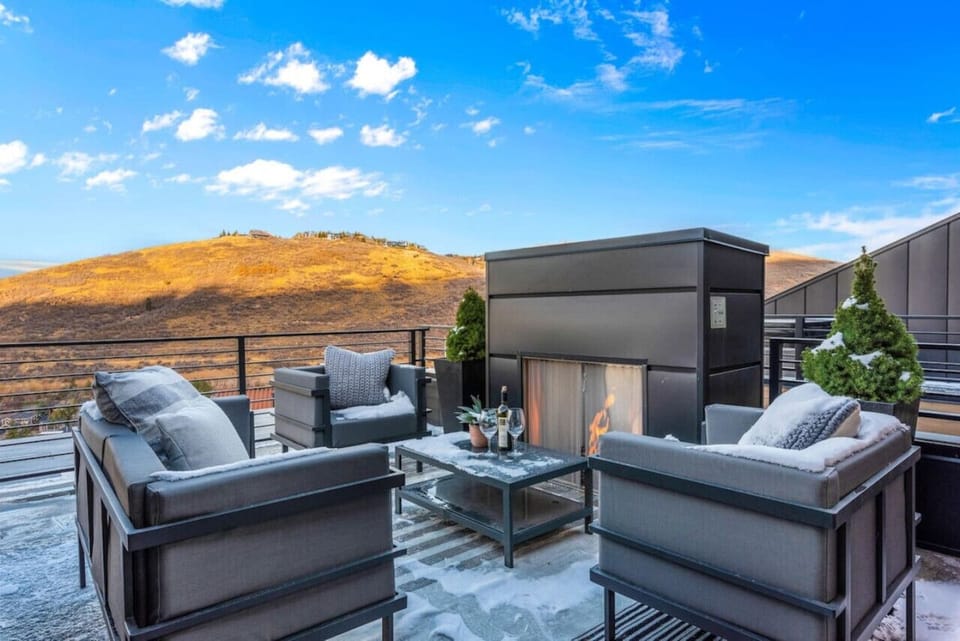 Discover fireside warmth, surrounded by inspiring mountain vistas.