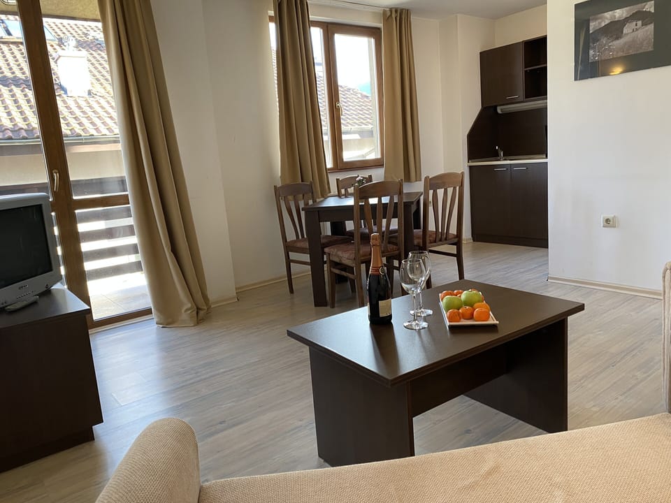 Apartment, 1 Bedroom, Balcony | Dining