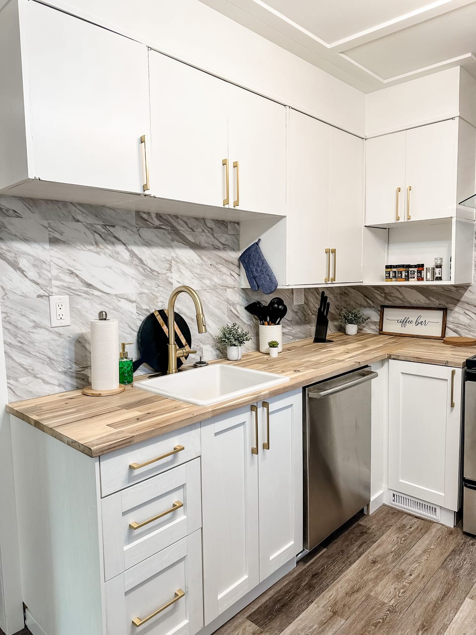 Comes with a dishwasher and lots of cupboard space!
