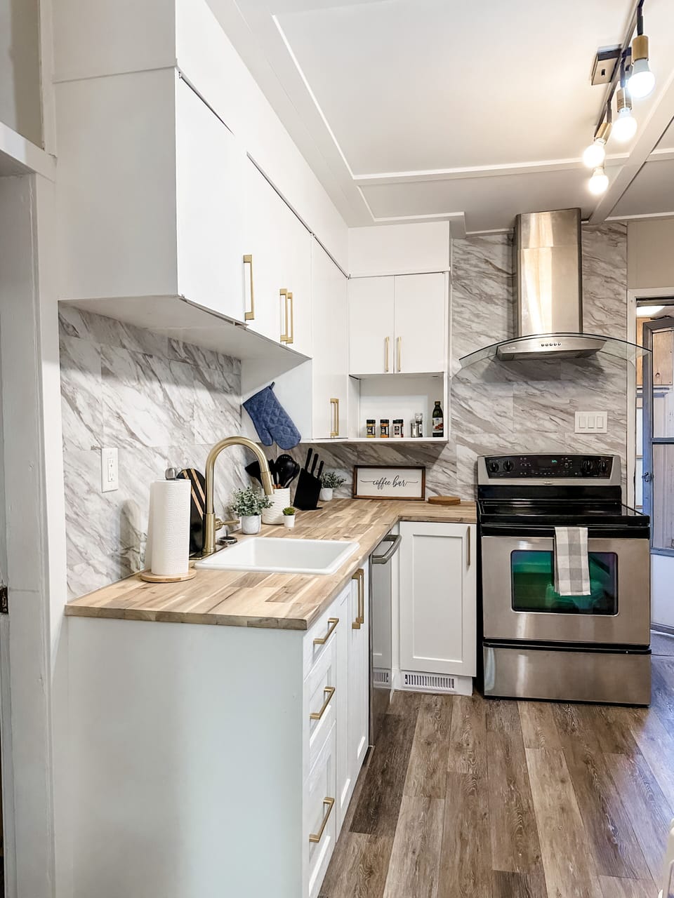 This kitchen was recently renovated and is brand new! 