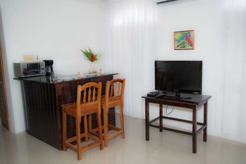 Humming Bird Suite | Private kitchen | Fridge, microwave, toaster