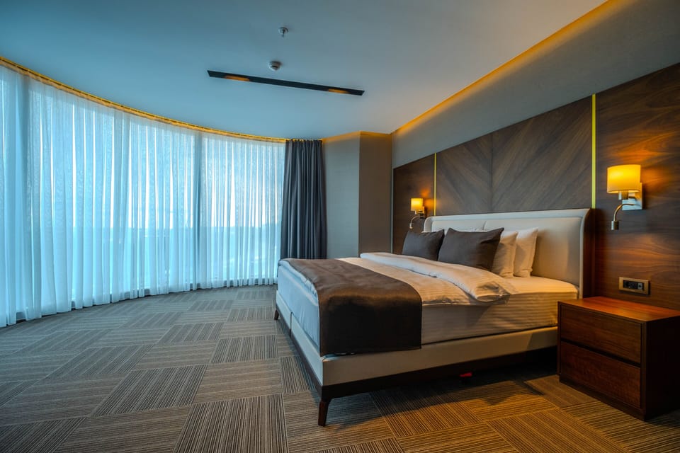Panoramic Room | Minibar, in-room safe, laptop workspace, soundproofing