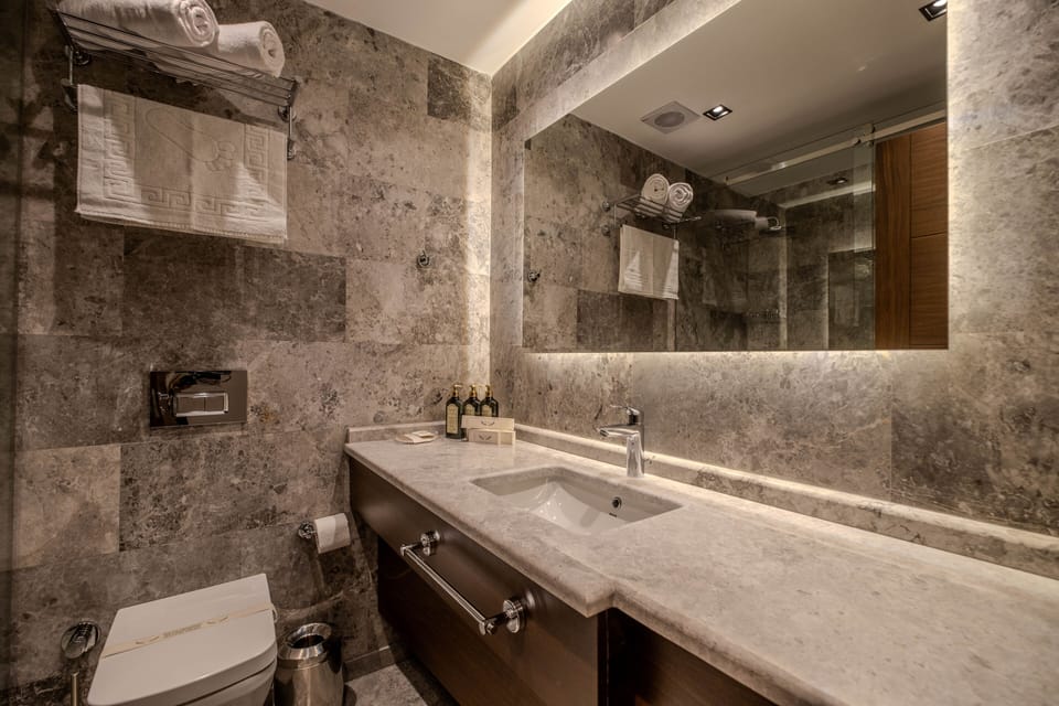 Family Room | Bathroom | Shower, free toiletries, hair dryer, bathrobes