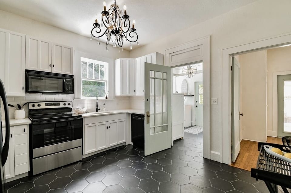 Full size kitchen