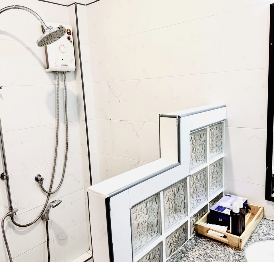 Family Seaview | Bathroom | Shower, free toiletries, hair dryer, slippers
