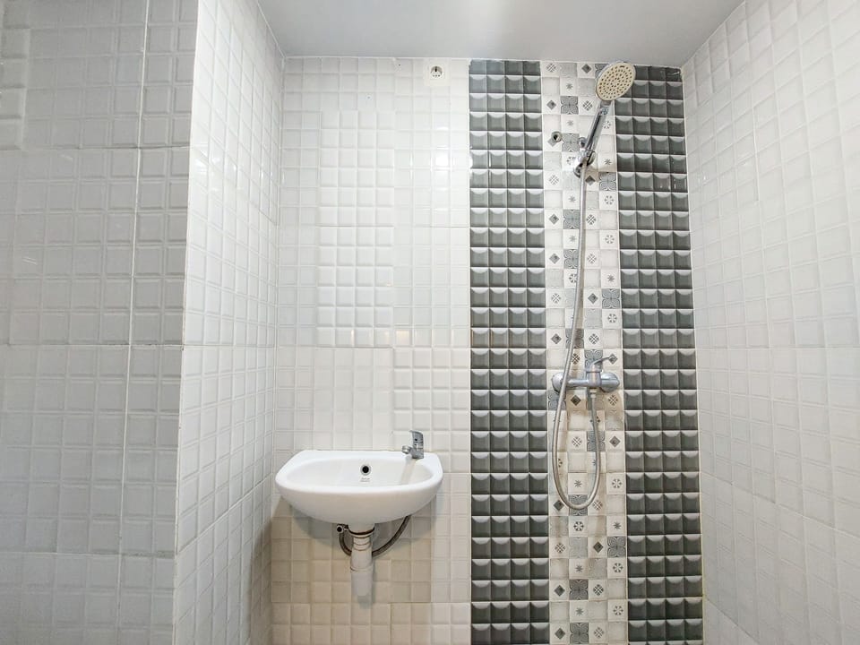 Studio | Bathroom | Shower, free toiletries, towels