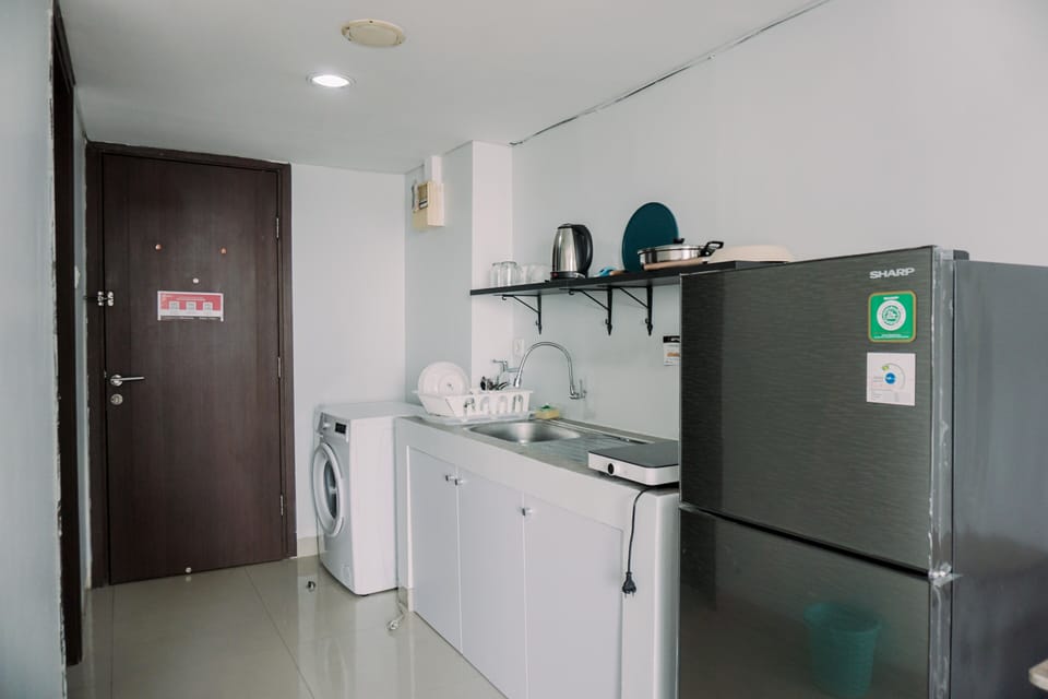 Studio | Private kitchen | Full-size fridge, stovetop