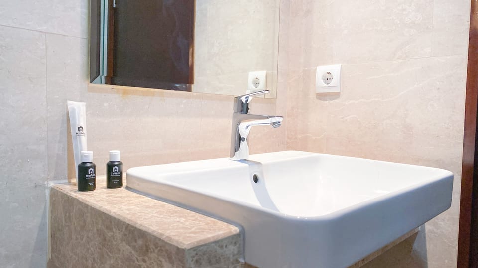 Studio | Bathroom | Shower, free toiletries, towels