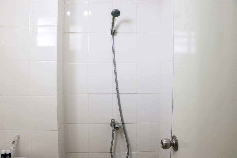 Studio | Bathroom | Shower, towels